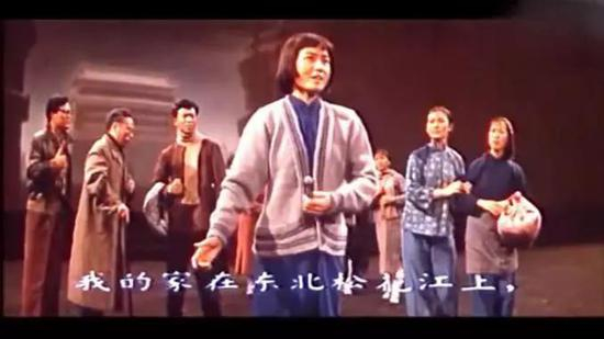 舞台艺术片《东方红》中《松花江上》演唱者张满燕。
