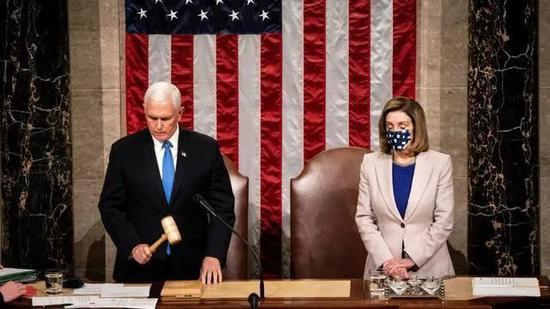 　　1月6日，美国国会复会后，在佩洛西的注视下，彭斯宣布拜登获得306张选举人票，特朗普获得232张选举人票，拜登当选美国下一任总统