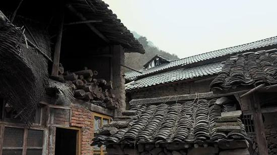 金立芬住在村里最破败的楼里&nbsp; 本文图片均为澎湃新闻记者 何锴 &nbsp;实习生 李科文 图