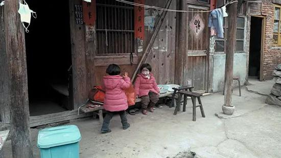 金立芬的双胞胎女儿。