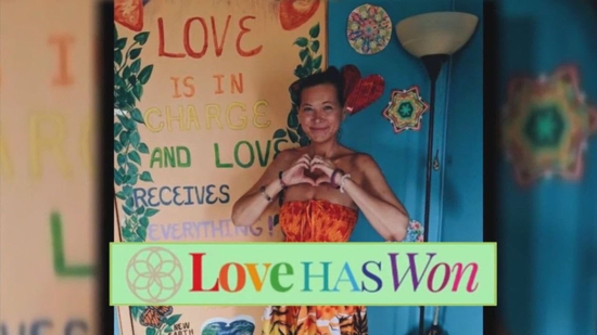  ·卡尔森在“爱赢了”组织的宣传照片。