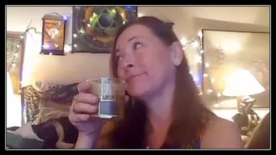  ·喝到酩酊大醉的卡尔森出现在直播中。