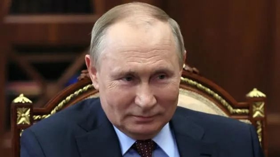 2022年3月2日，俄罗斯总统普京在莫斯科与俄罗斯工业家和企业家联盟领导人亚历山大·肖钦举行会议。图源：路透社