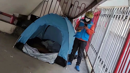  ▲4月11日，钟鹏和他在高架桥下的帐篷。受访者供图