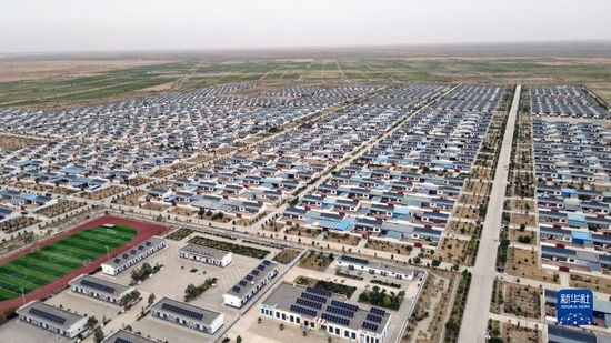 这是6月11日拍摄的甘肃省武威市古浪县黄花滩富民新村村貌（无人机照片）。新华社记者 张智敏 摄