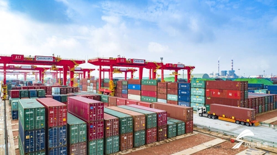  图/山东港口日照港集装箱自动化堆场