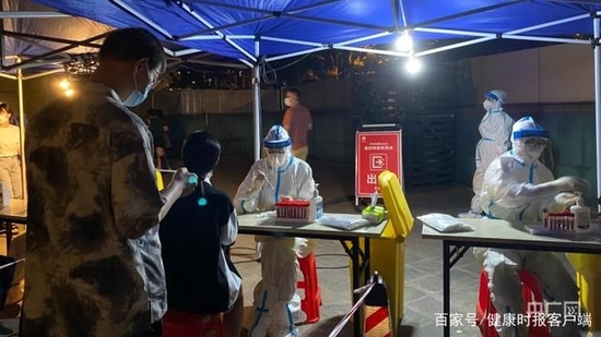 市民有序排队核酸检测。央广网记者王颖 摄