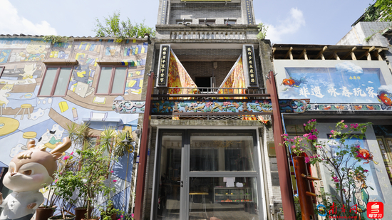  永庆坊的建筑得到了修葺与保护，同时也增添了很多非遗和潮流文化元素。