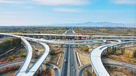 近日，京雄高速公路六环立交主线贯通。京雄高速公路六环立交主线长3492米，上跨六环路，多条匝道分别连接现有的地方道路并下穿京广高铁，结构复杂，施工难度大。本报特约摄影 马文晓