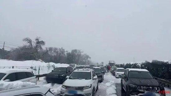 ▲大雪天气导致高速路拥堵 受访者供图（红星新闻）