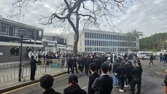 图为参加悼念的亲朋家眷 胡飞龙摄