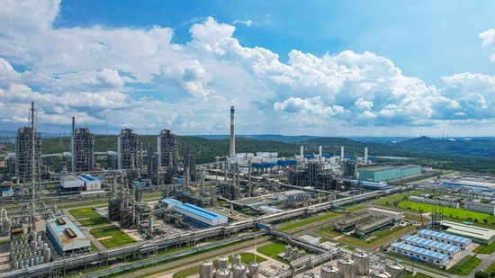 这是2025年7月23日在山西省长治市拍摄的潞安化工集团煤基清洁能源公司厂区全景（无人机照片）。新华社发