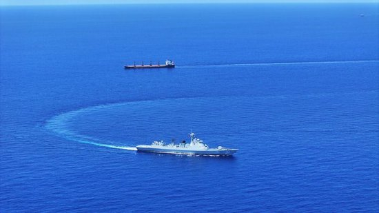 中国海军第46批护航编队焦作舰（下）护送货船至解护点后与之分航（2024年5月7日摄）。新华社发（张大禹 摄）