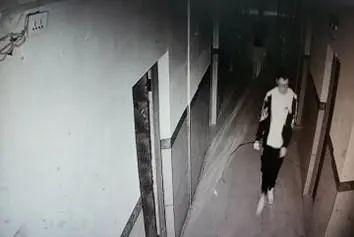 10月14日17点49分,胡鑫宇最后出现在宿舍楼道。图:胡鑫宇亲属