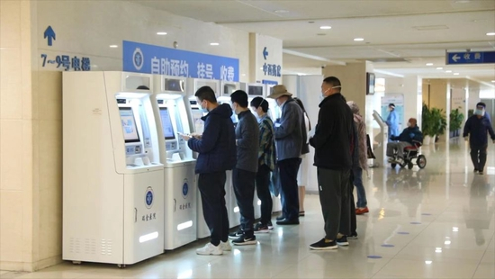 17日，市民在瑞金医院门诊大厅进行自助预约、挂号、缴费。（受访单位供图）