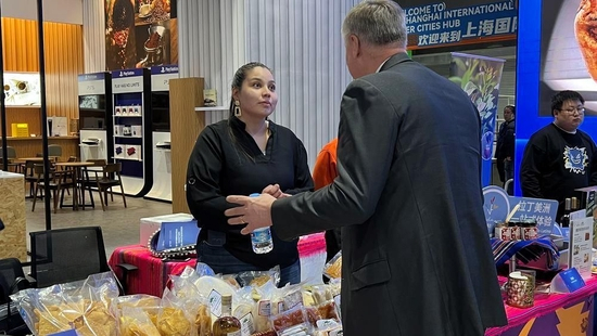  △3月2日，第六届进博会供需对接活动上，展商与客商正在洽谈。