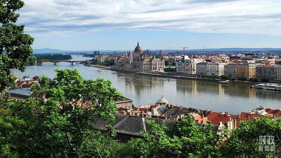△匈牙利首都布达佩斯，多瑙河穿城而过。（总台央视记者刘琦拍摄）