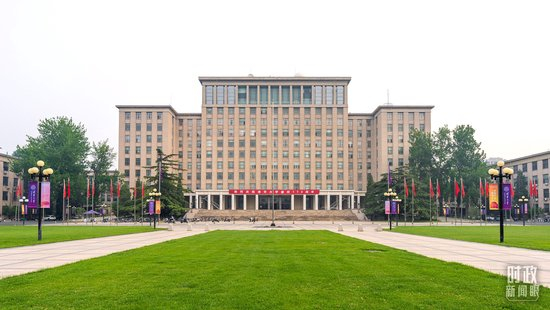 △清华大学。2024年6月上旬，习近平给该校教授姚期智回信，勉励他推动学科交叉与前沿创新。（图/视觉中国）
