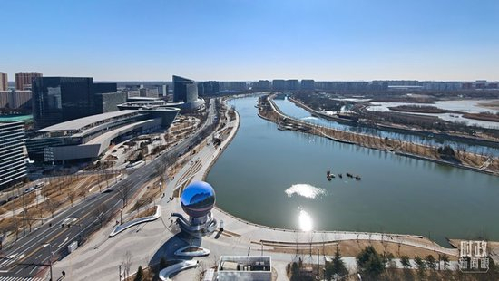 △北京亦庄，通明湖畔。（总台央视记者鄂介甫拍摄）