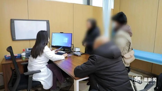 老周（化名）在妻子、女儿的陪伴下走进诊室