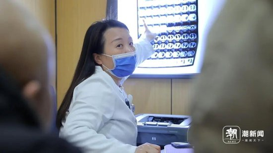 方美玉对着既往的片子向老周介绍治疗方案