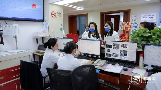  查房前方美玉和团队核对病人信息