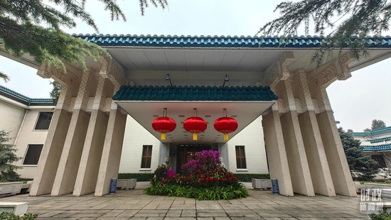 △中德领导人举行会见的楼外布置了灯笼和鲜花。（总台央视记者段德文拍摄）