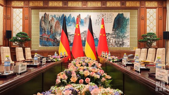 △2月25日下午，中德领导人的会见厅内摆放了鲜花和两国旗帜。（总台央视记者张垚拍摄）