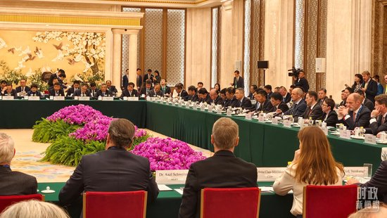 △2月25日下午，中德经济顾问委员会座谈会在人民大会堂举行。（总台央视记者韩锐拍摄）