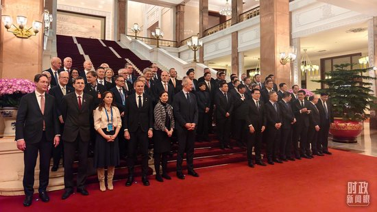 △2月25日下午，出席中德经济顾问委员会座谈会的中德企业代表在等待合影。（总台央视记者胡玮拍摄）