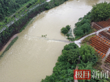 广西皮卡坠河致10人遇难：车快通过桥面时出事，死者大多沾亲带故，平时靠打零工日挣百元