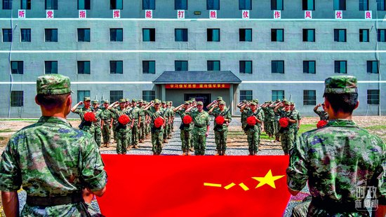  △新兵在授枪仪式上庄严宣誓。（解放军画报林江鹏拍摄）