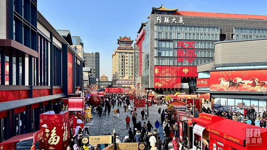  △春节期间的北京隆福寺街区。（总台央视记者李增仁拍摄）