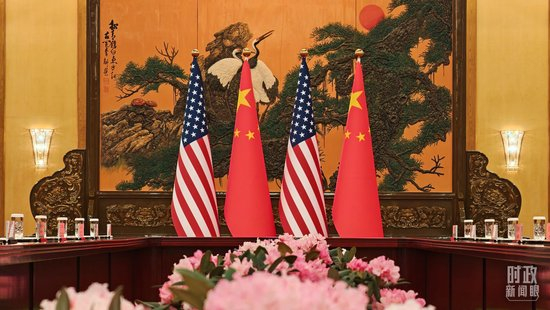  △中美元首会谈厅内摆放的两国国旗。（总台央视记者鄂介甫拍摄）
