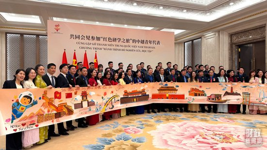 △2026年4月，参加“红色研学之旅”的中越青年代表拿着两国青少年共同创作的画作合影。（总台央视记者卢心雨拍摄）