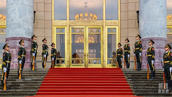  △人民大会堂，礼兵列队迎接外宾。（总台央视记者张垚拍摄）
