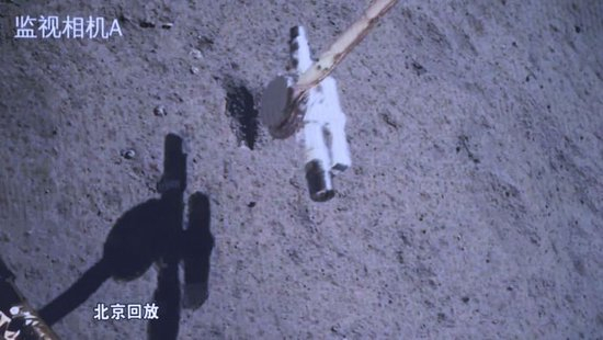 2024年6月4日，嫦娥六号上升器携带月球样品自月球背面起飞，随后成功进入预定环月轨道。嫦娥六号完成世界首次月球背面采样和起飞。这是当日在北京航天飞行控制中心屏幕上拍摄的嫦娥六号取样回放画面。新华社记者 金立旺 摄
