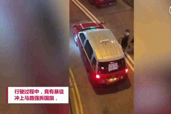 香港500辆的士挂上国旗
