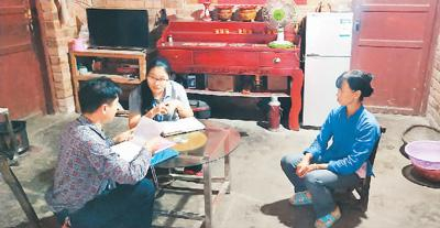 2018年9月17日晚，黄文秀（中）带领驻村工作队到广西乐业县新化镇百坭村者乐屯贫困户廖家国的家中开展入户走访工作。黄韦程摄