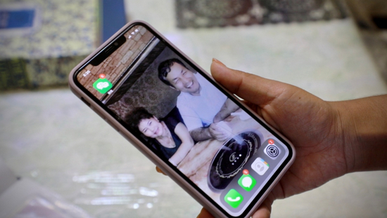 图：凯迪日耶手机壁纸是父亲露出难得的笑容，这些年她一直没有换。（何卓谦 摄）