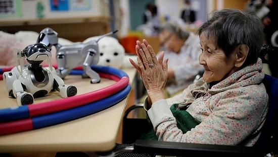 2018年2月2日，日本东京，Shin-tomi疗养院的索尼AIBO机器狗。