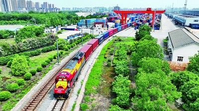 7月29日，合肥至匈牙利布达佩斯的中欧班列从合肥北站物流基地驶出。新华社发