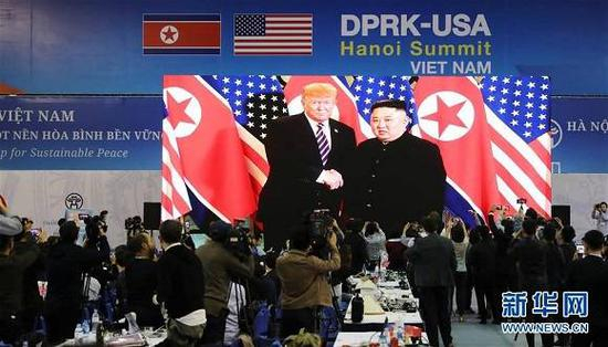 　　（资料图片：2019年2月27日，在越南首都河内，记者在国际媒体中心观看和拍摄朝鲜最高领导人金正恩（屏幕右侧）与美国总统特朗普会面的电视直播。新华社记者 吴晓初 摄）