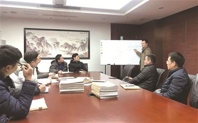 　　图为中国银保监会福建监管局原党委书记、局长亓新政案专案组的工作人员在会商有关案情。 &nbsp; &nbsp;朱婧 摄