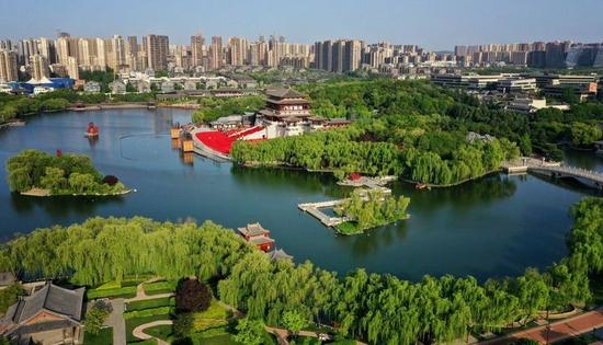 西安大唐芙蓉园(4月25日摄,无人机照片)。新华社记者 刘潇 摄