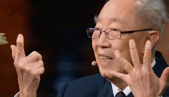  ·长期手术导致吴孟超的手指、脚趾都已严重错位。