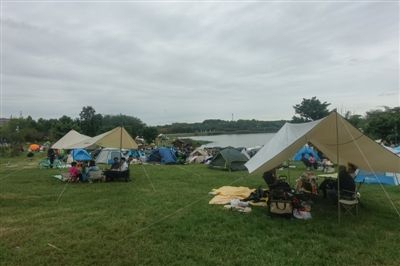 国庆长假，大批市民到成都青龙湖公园露营 图据IC photo
