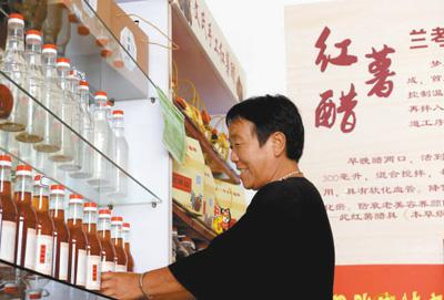 兰考县张庄村村民在自家店铺里整理红薯醋产品。摄于2019年9月。新华社记者 李 安摄