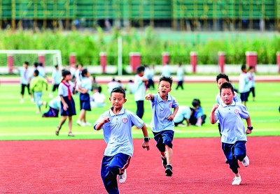 贵州黔西市文峰街道惠风学校学生课间在操场活动。新华社发