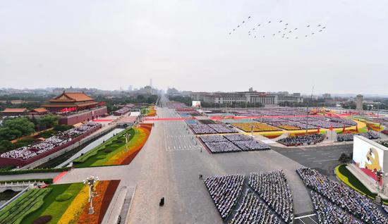 　　7月1日上午，庆祝中国共产党成立100周年大会在北京天安门广场隆重举行。这是大会开始前的飞行庆祝表演。新华社记者 李贺摄